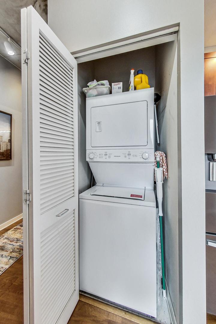 720 N Larrabee Street Unit: 1213