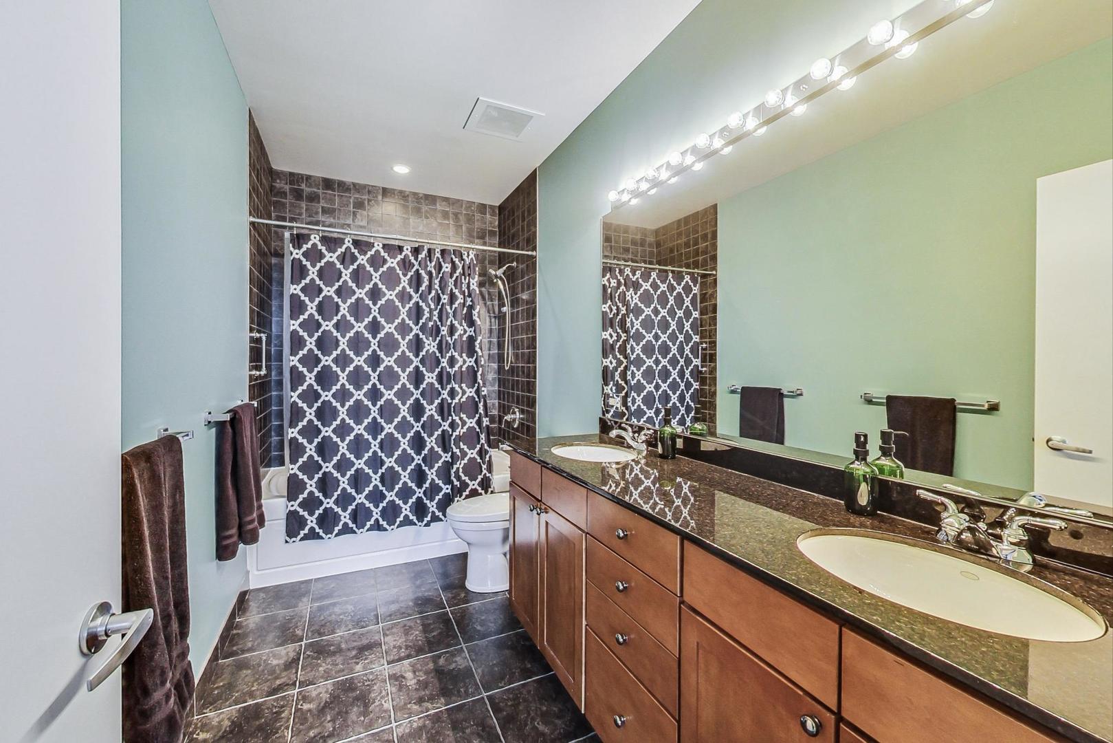 720 N Larrabee Street Unit: 1213