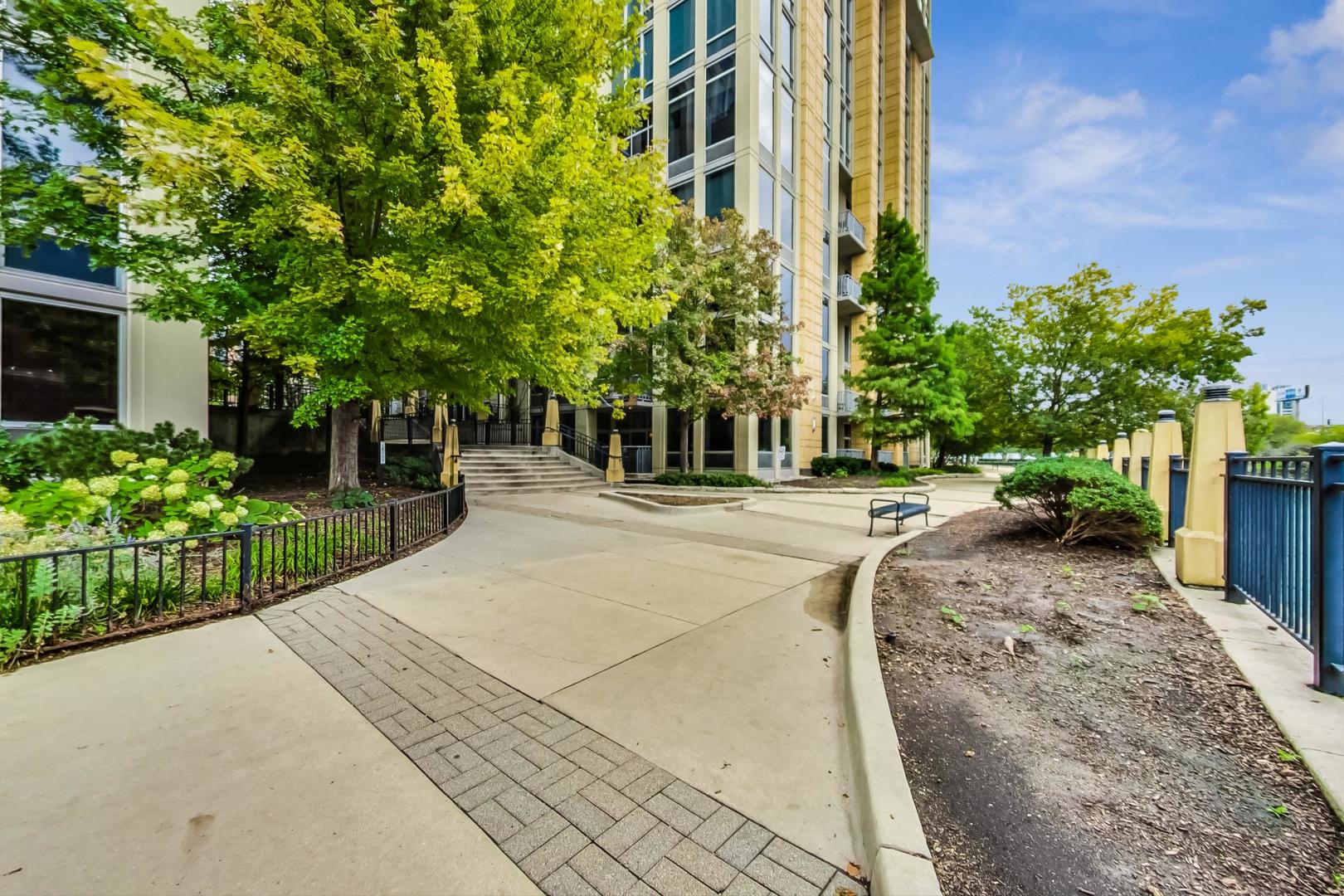 720 N Larrabee Street Unit: 1213