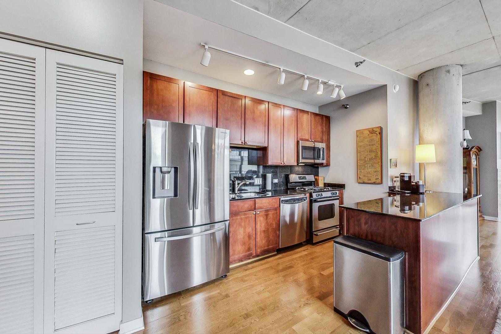 720 N Larrabee Street Unit: 1213