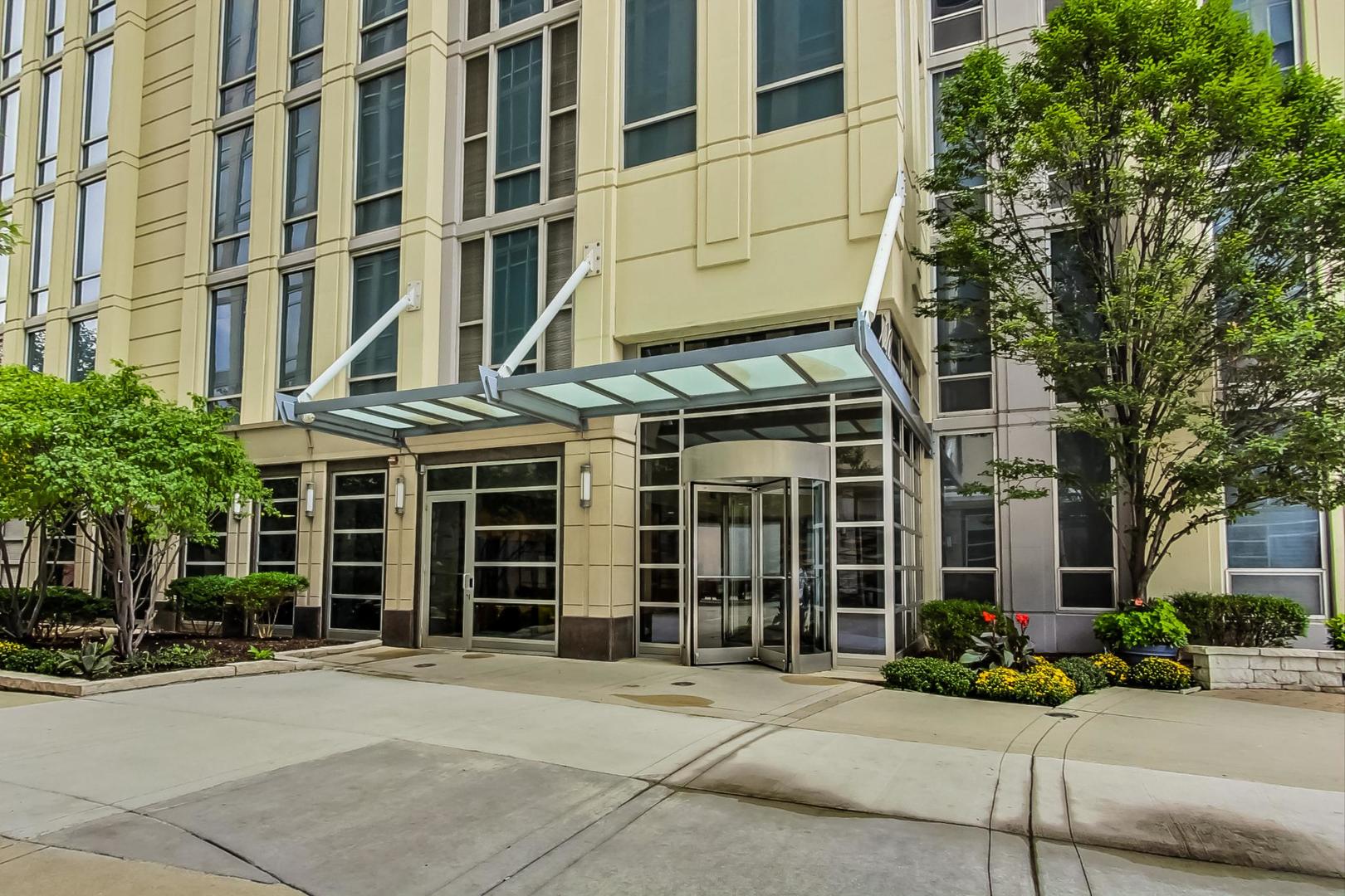 720 N Larrabee Street Unit: 1213