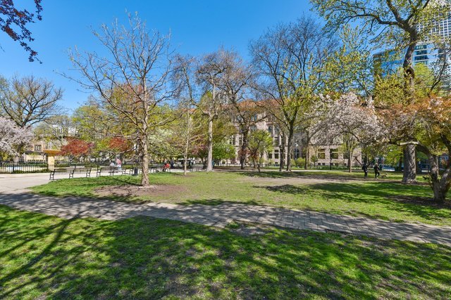 33 W DELAWARE Place Unit: 12K
