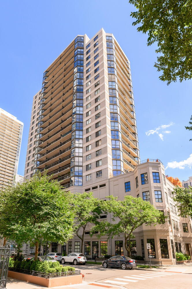 33 W DELAWARE Place Unit: 12K