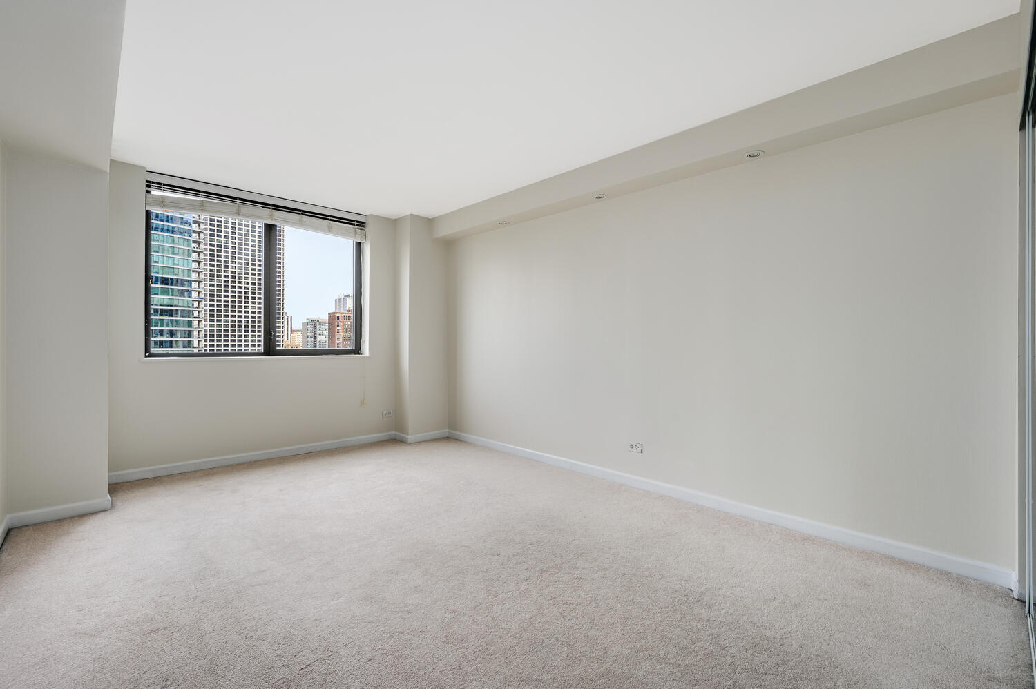 33 W DELAWARE Place Unit: 12K