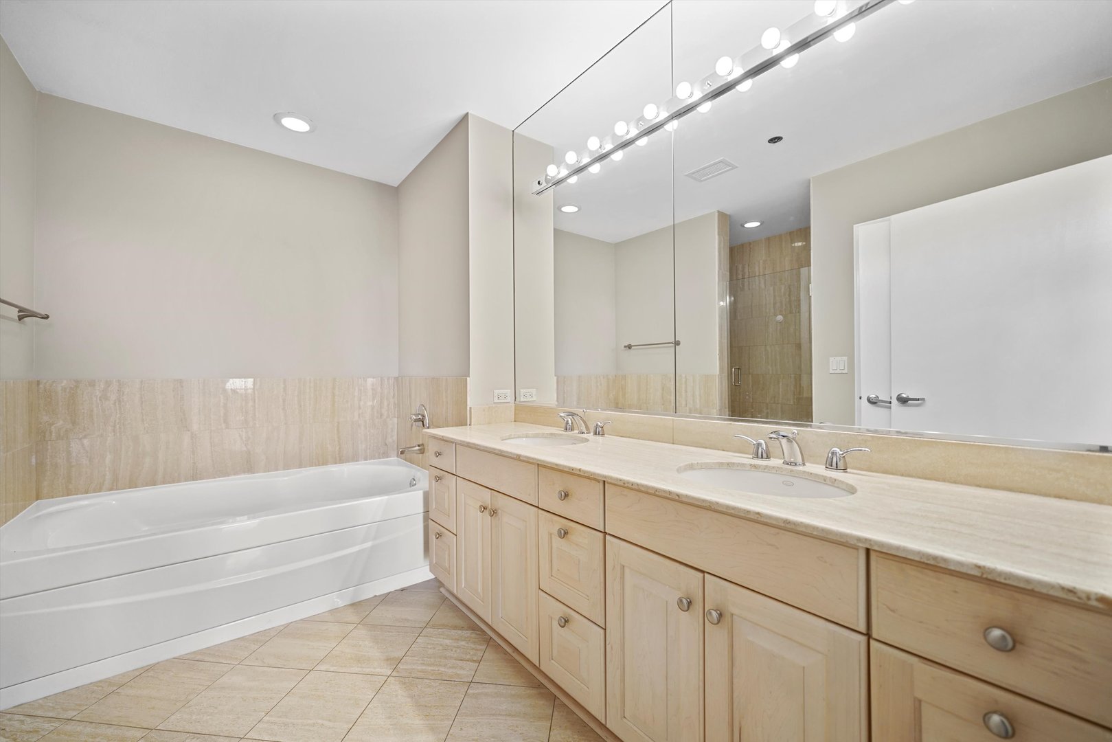 1335 S PRAIRIE Avenue Unit: 1201