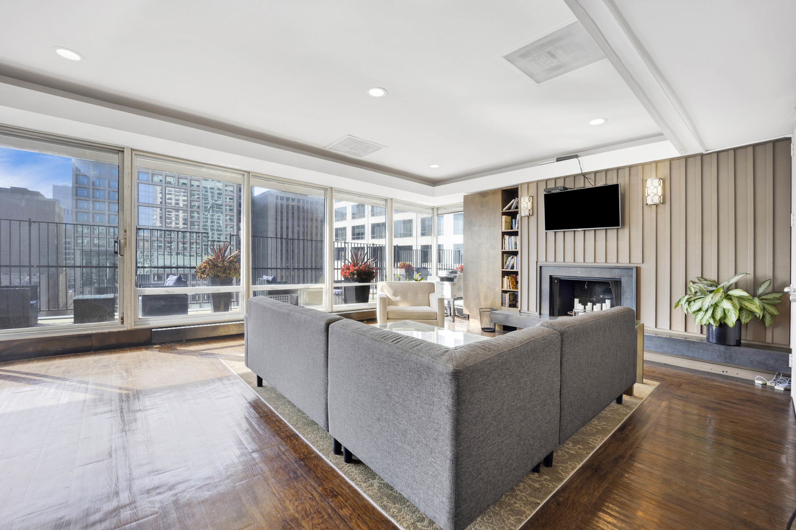 201 E Chestnut Street Unit: 19B