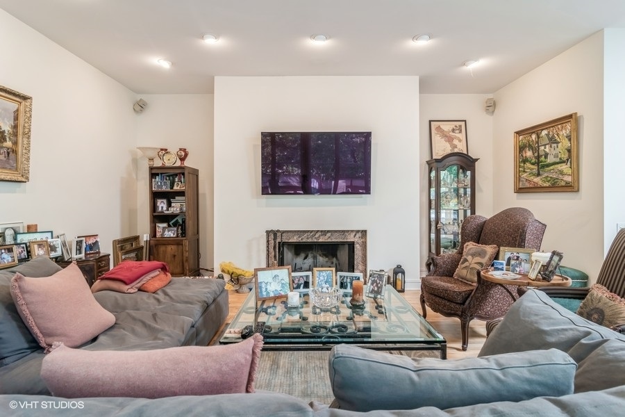 2128 N Leavitt Street Unit: 3