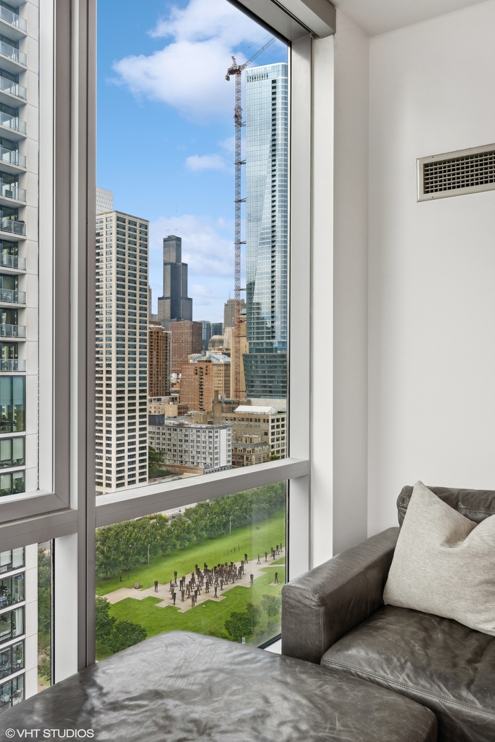 1201 S Prairie Avenue Unit: 1706