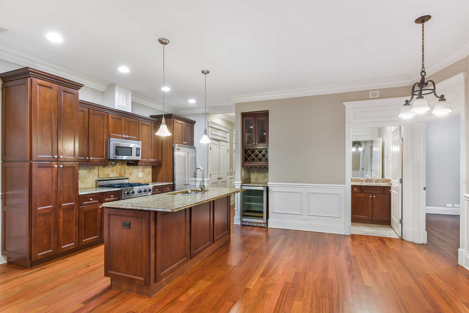 2540 W Diversey Avenue Unit: 202