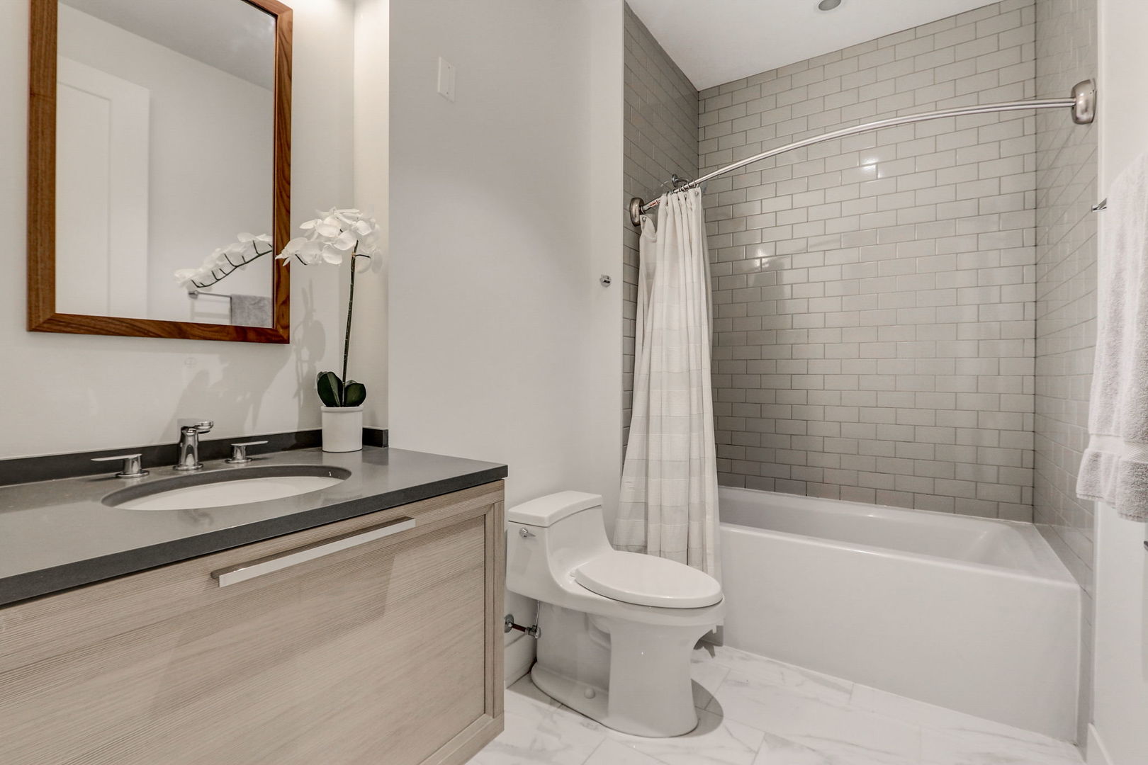 668 N Kingsbury Street Unit: 307