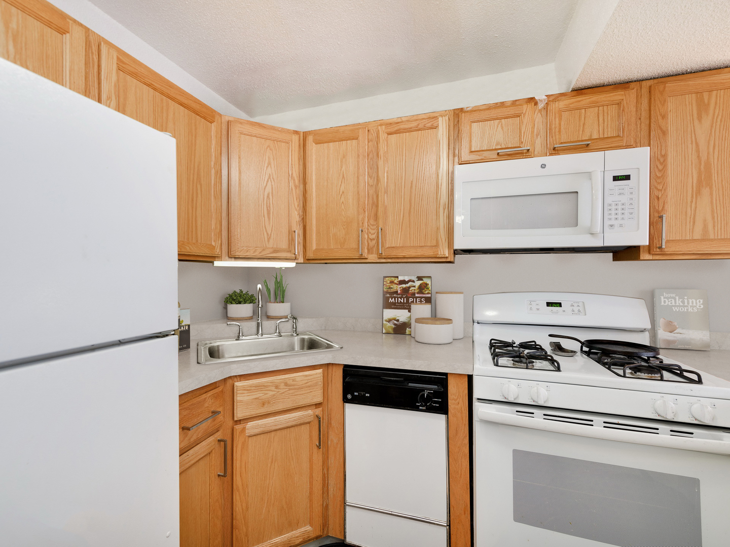 230 E ONTARIO Street Unit: 1304