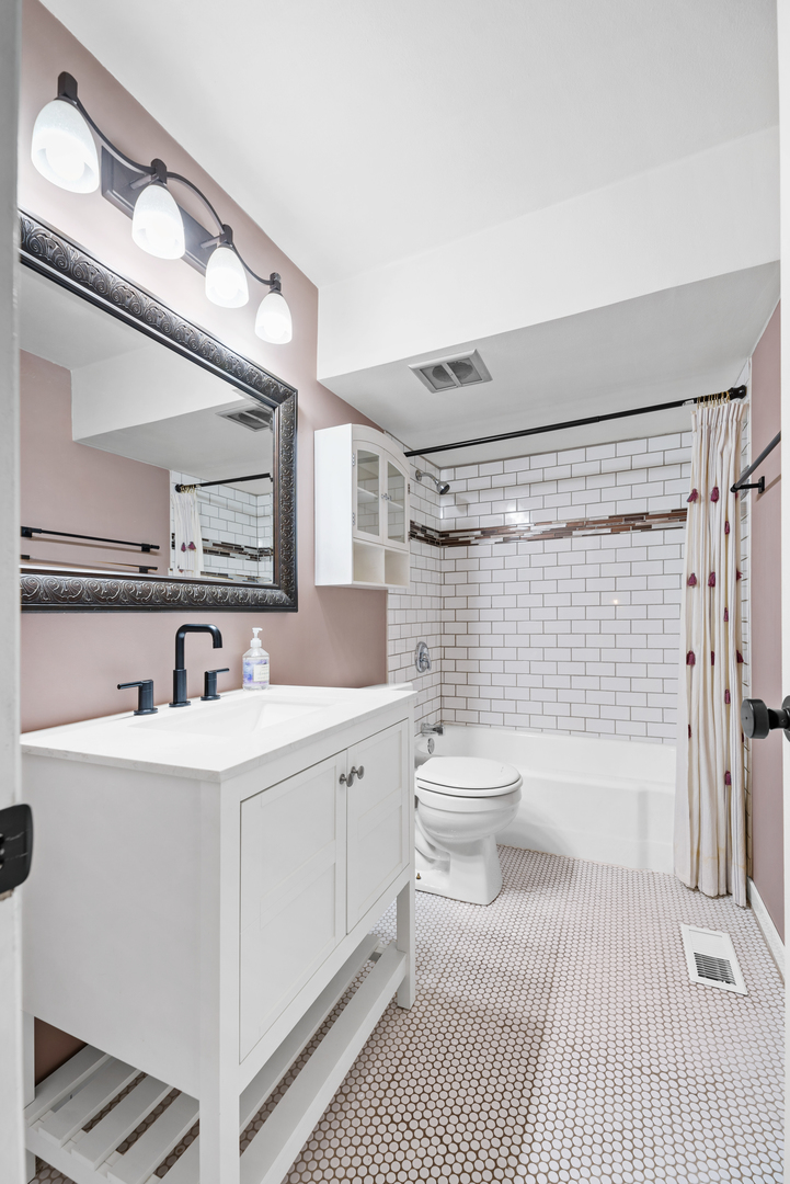 4228 N Keystone Avenue Unit: 1B