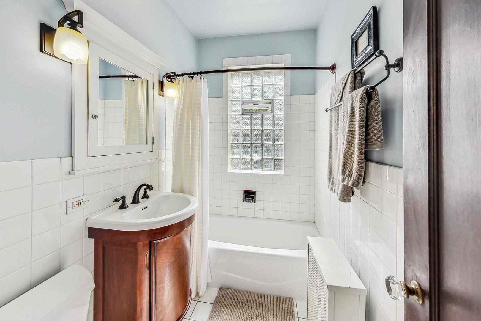 5030 N Leavitt Street Unit: 1