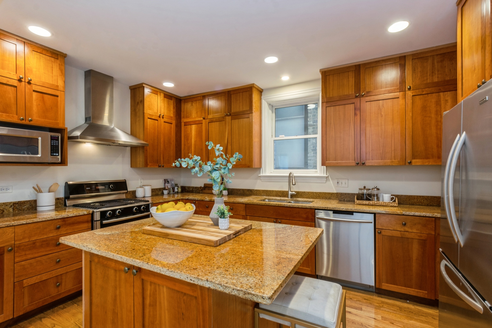 903 W WEBSTER Avenue