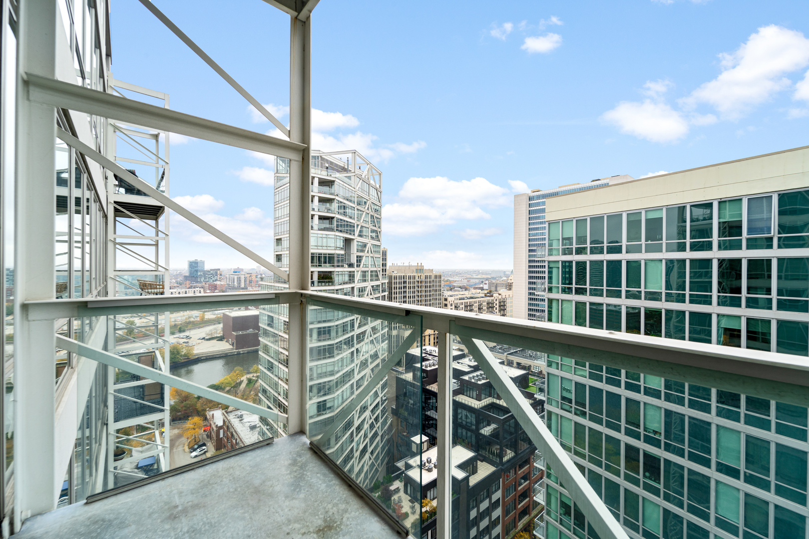 653 N Kingsbury Street Unit: 2004