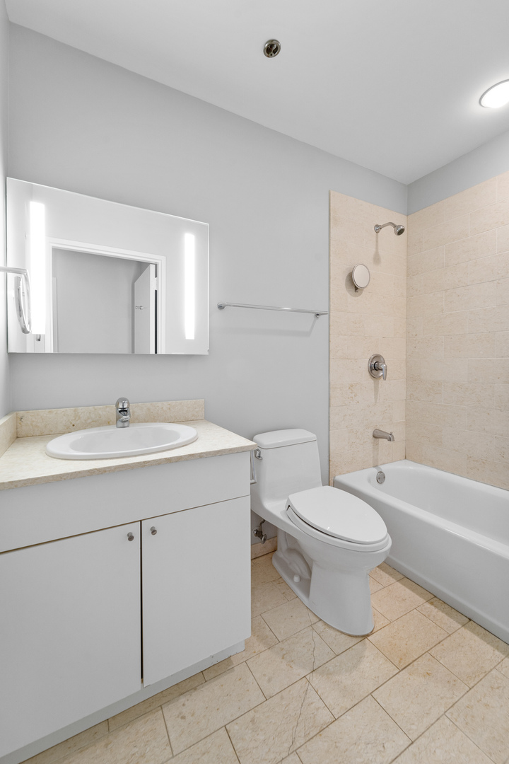 653 N Kingsbury Street Unit: 2004