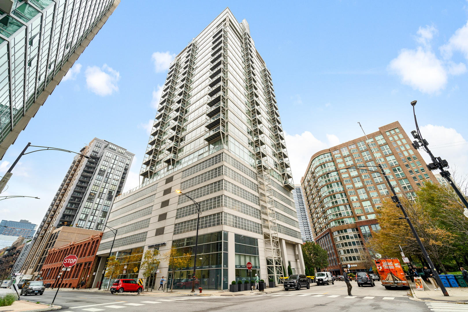 653 N Kingsbury Street Unit: 2004