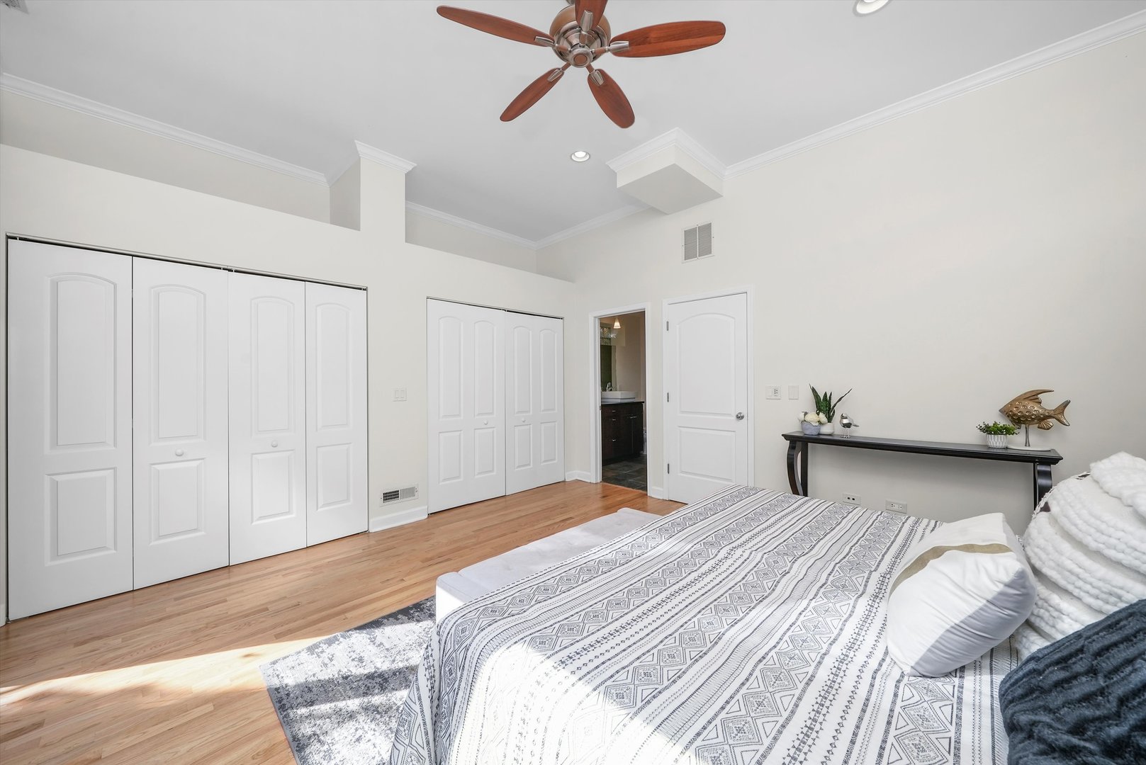 1057 N MARSHFIELD Avenue Unit: A