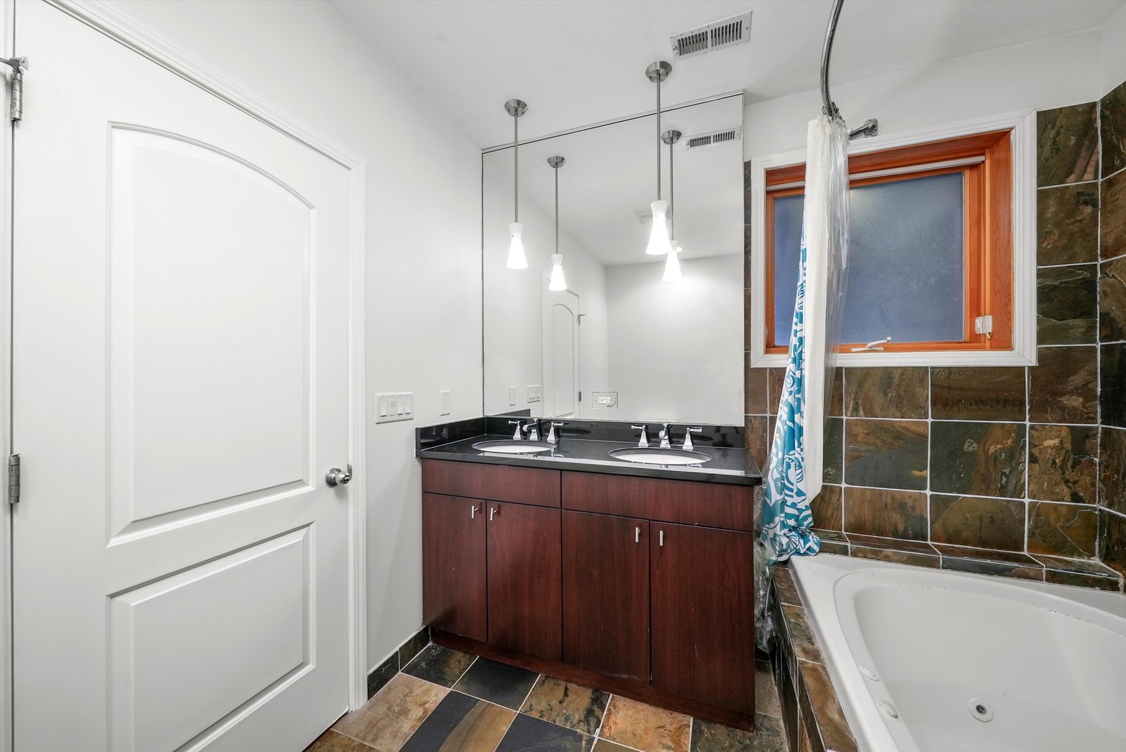1057 N MARSHFIELD Avenue Unit: A