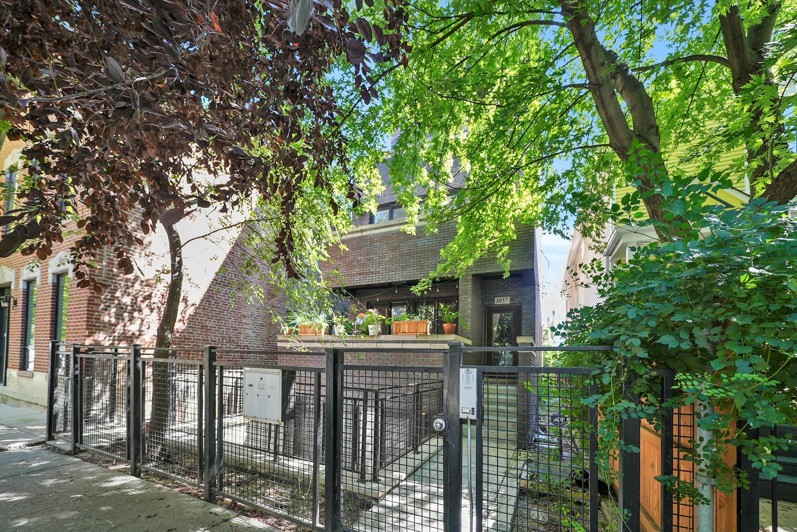 1057 N MARSHFIELD Avenue Unit: A