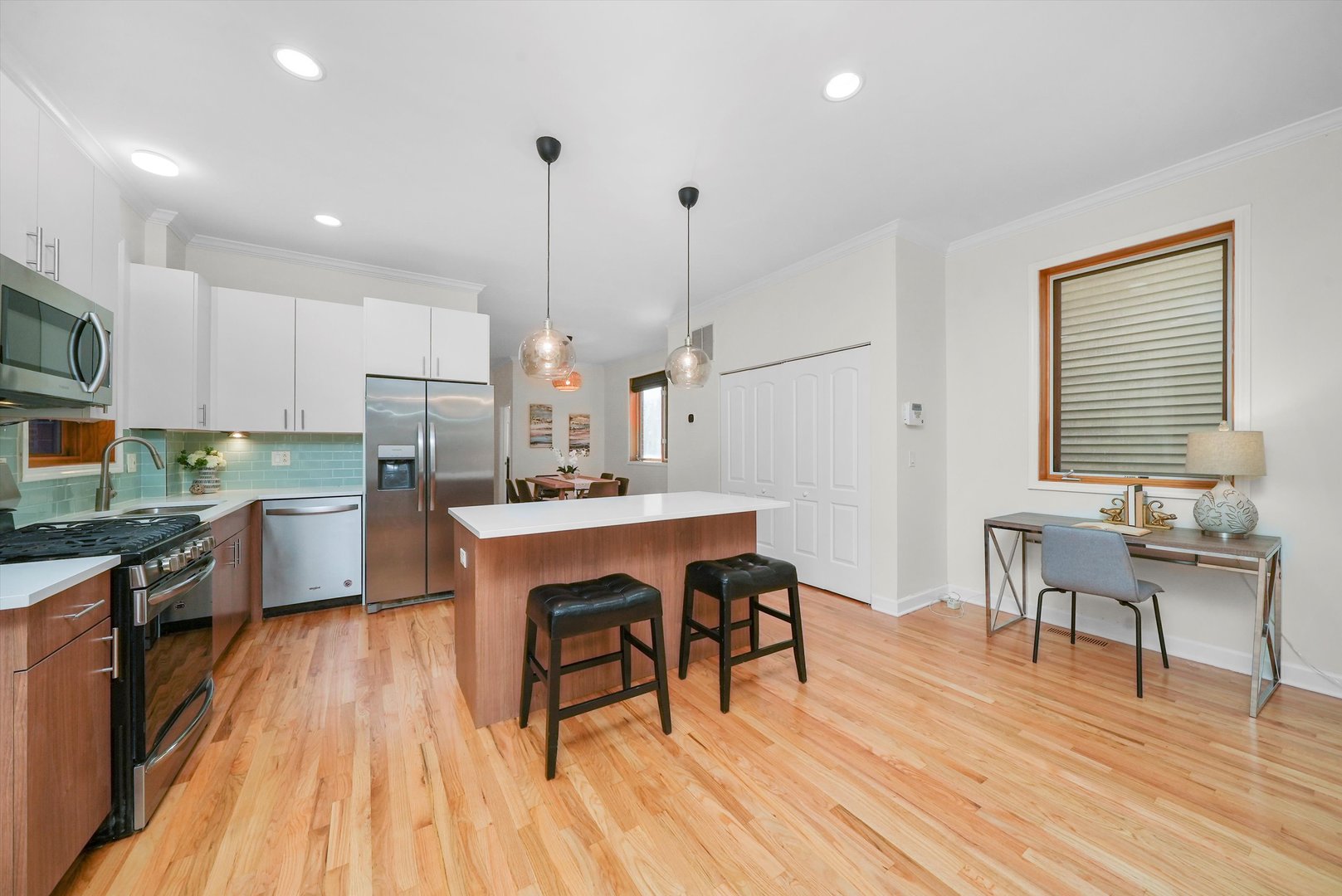1057 N MARSHFIELD Avenue Unit: A