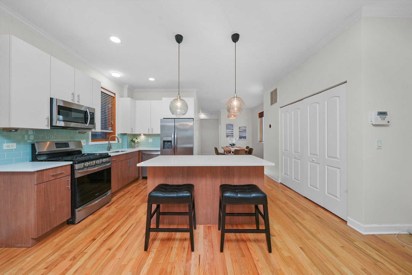 1057 N MARSHFIELD Avenue Unit: A