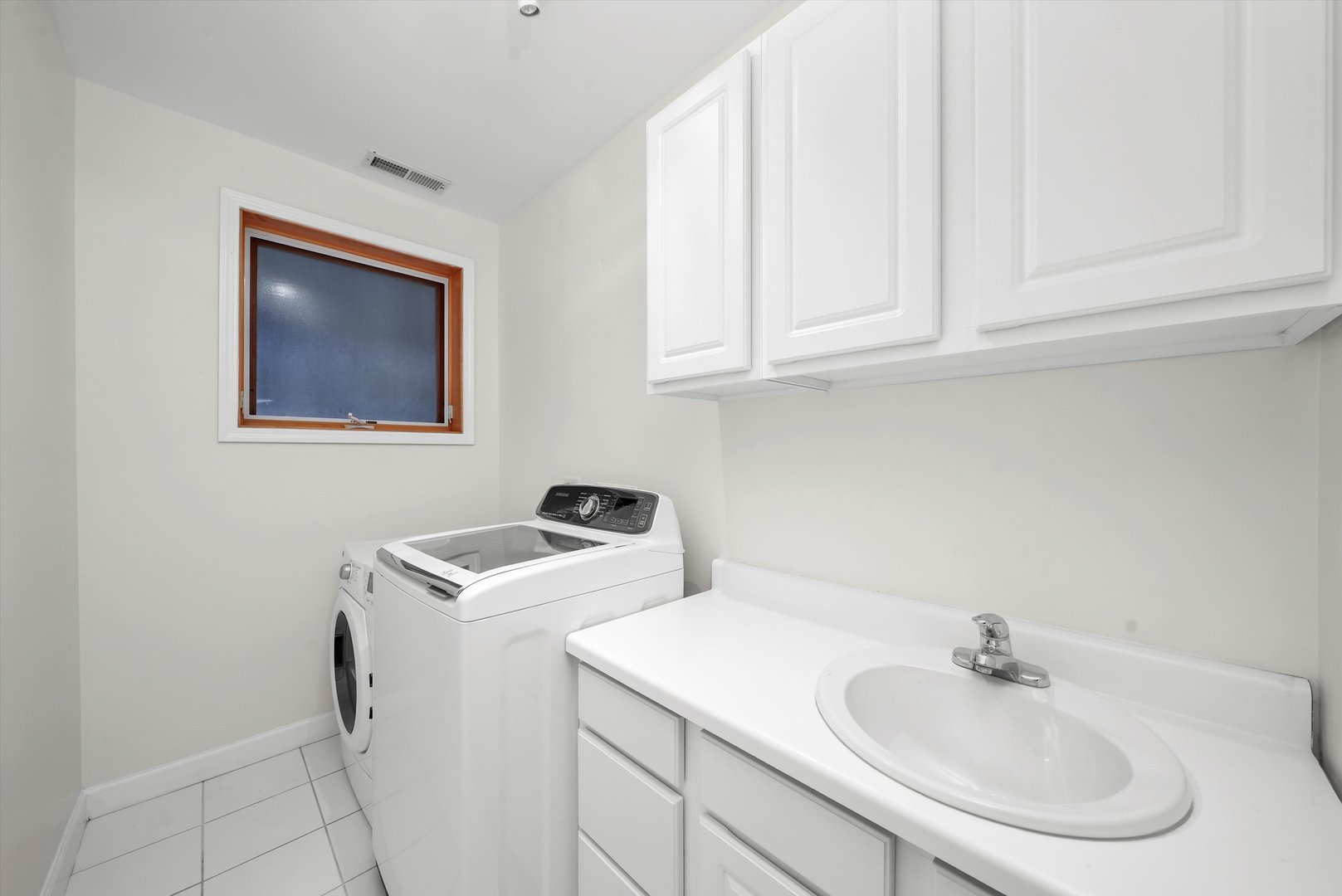 1057 N MARSHFIELD Avenue Unit: A