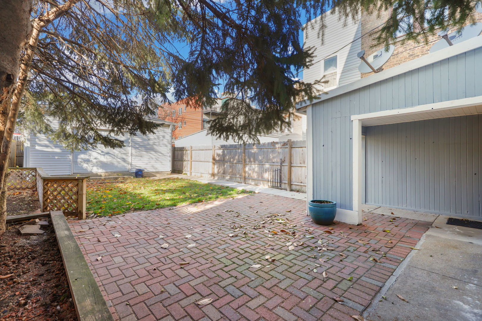 2832 N Harding Avenue