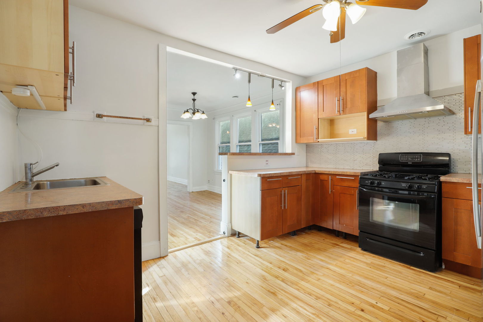 2832 N Harding Avenue