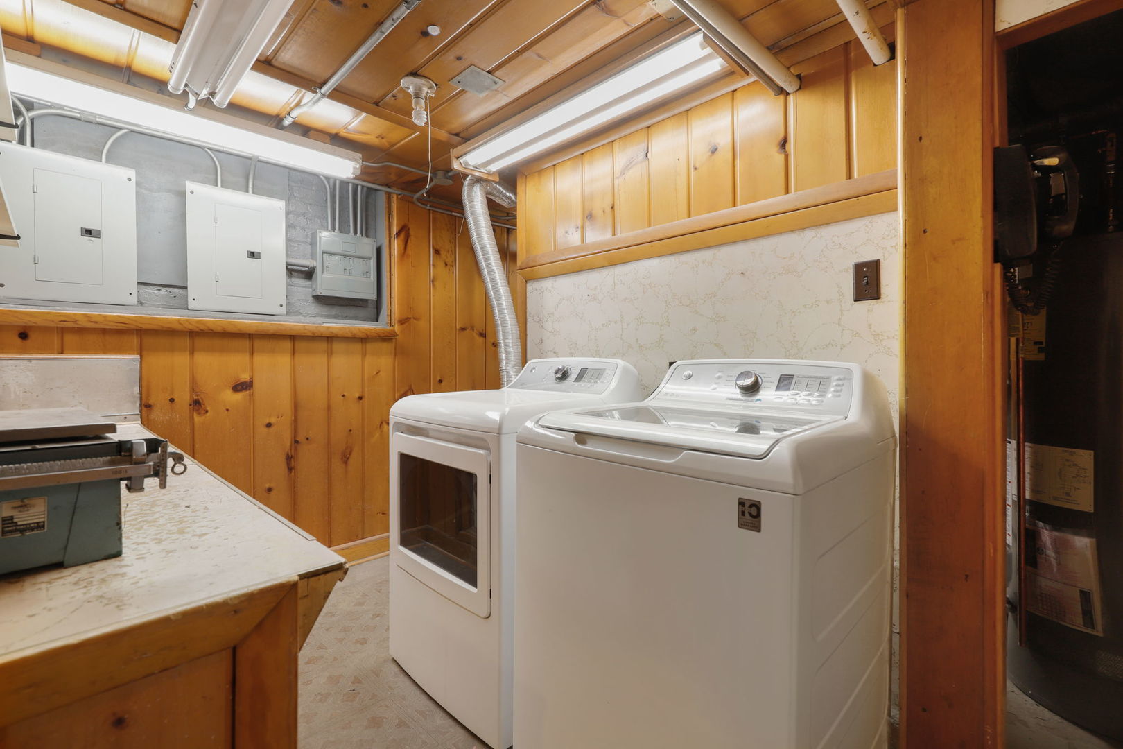 2832 N Harding Avenue