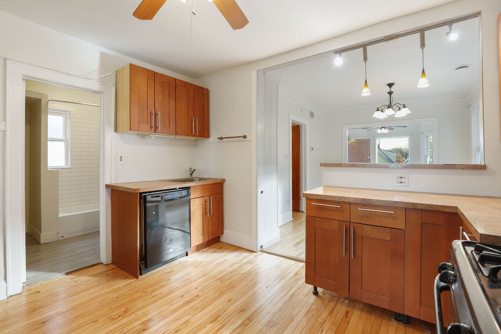 2832 N Harding Avenue