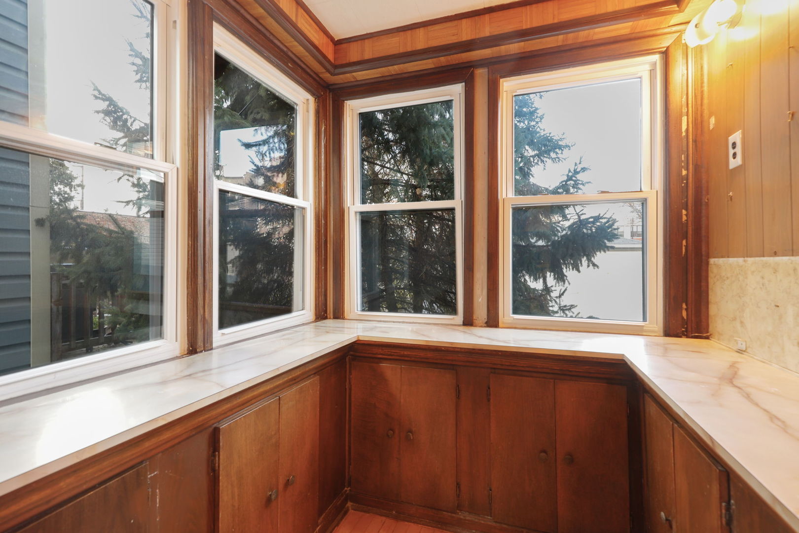 2832 N Harding Avenue