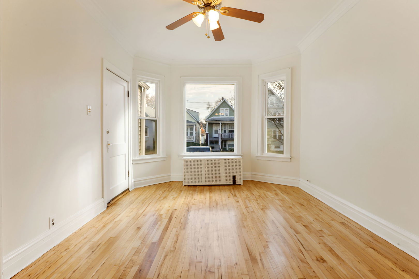 2832 N Harding Avenue