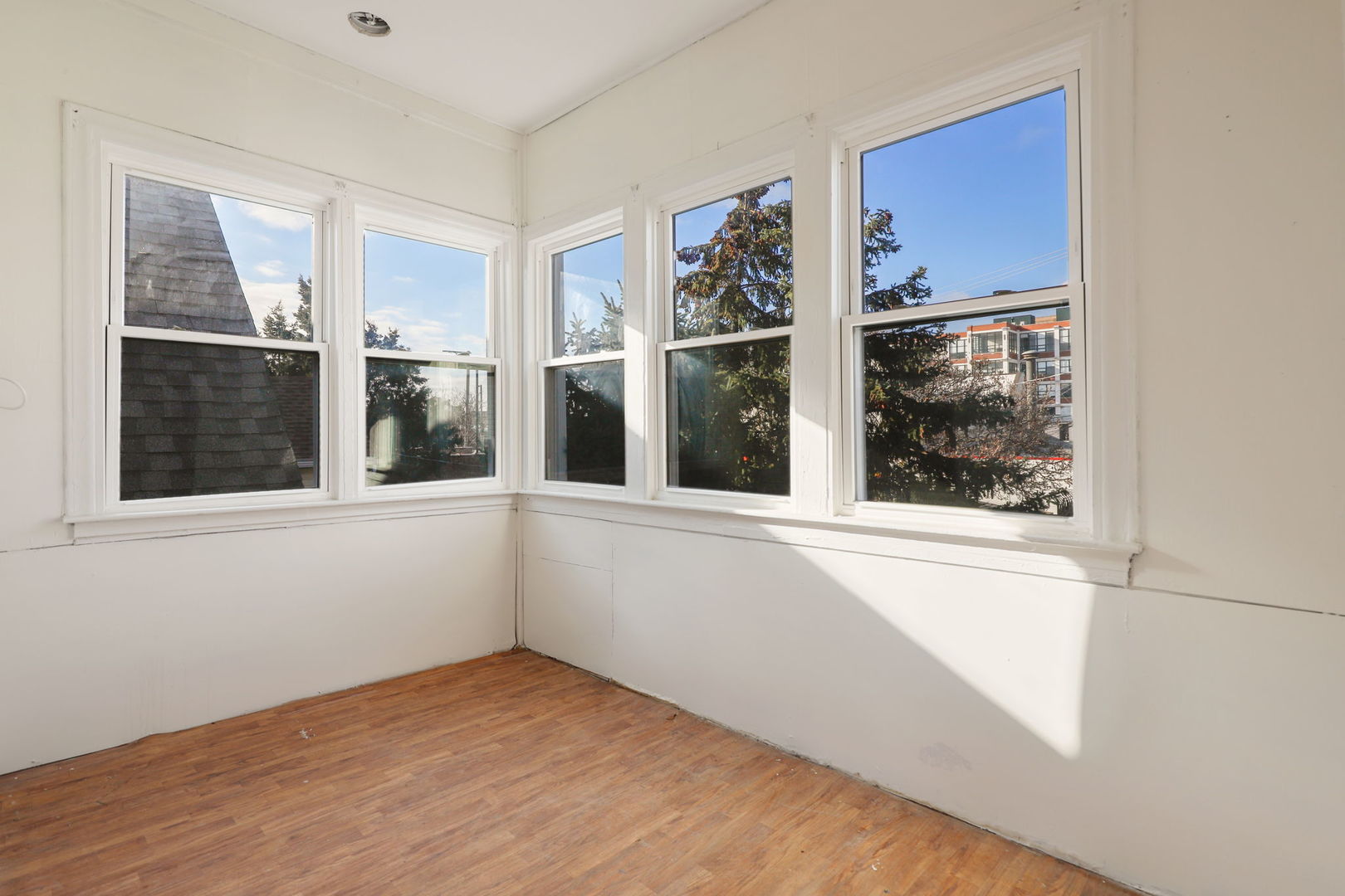 2832 N Harding Avenue