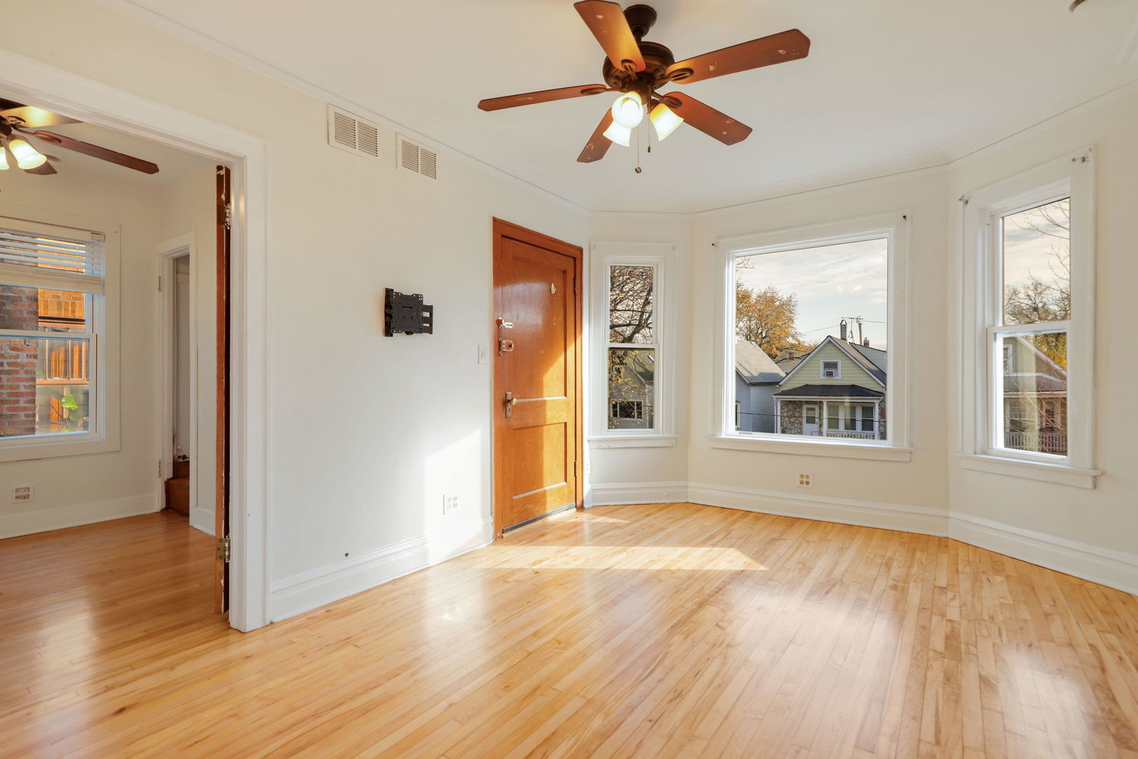 2832 N Harding Avenue