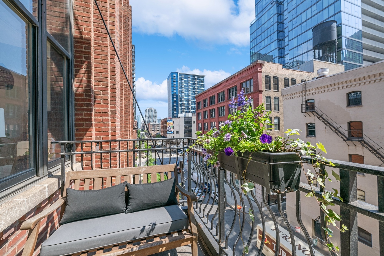 333 W Hubbard Street Unit: 411