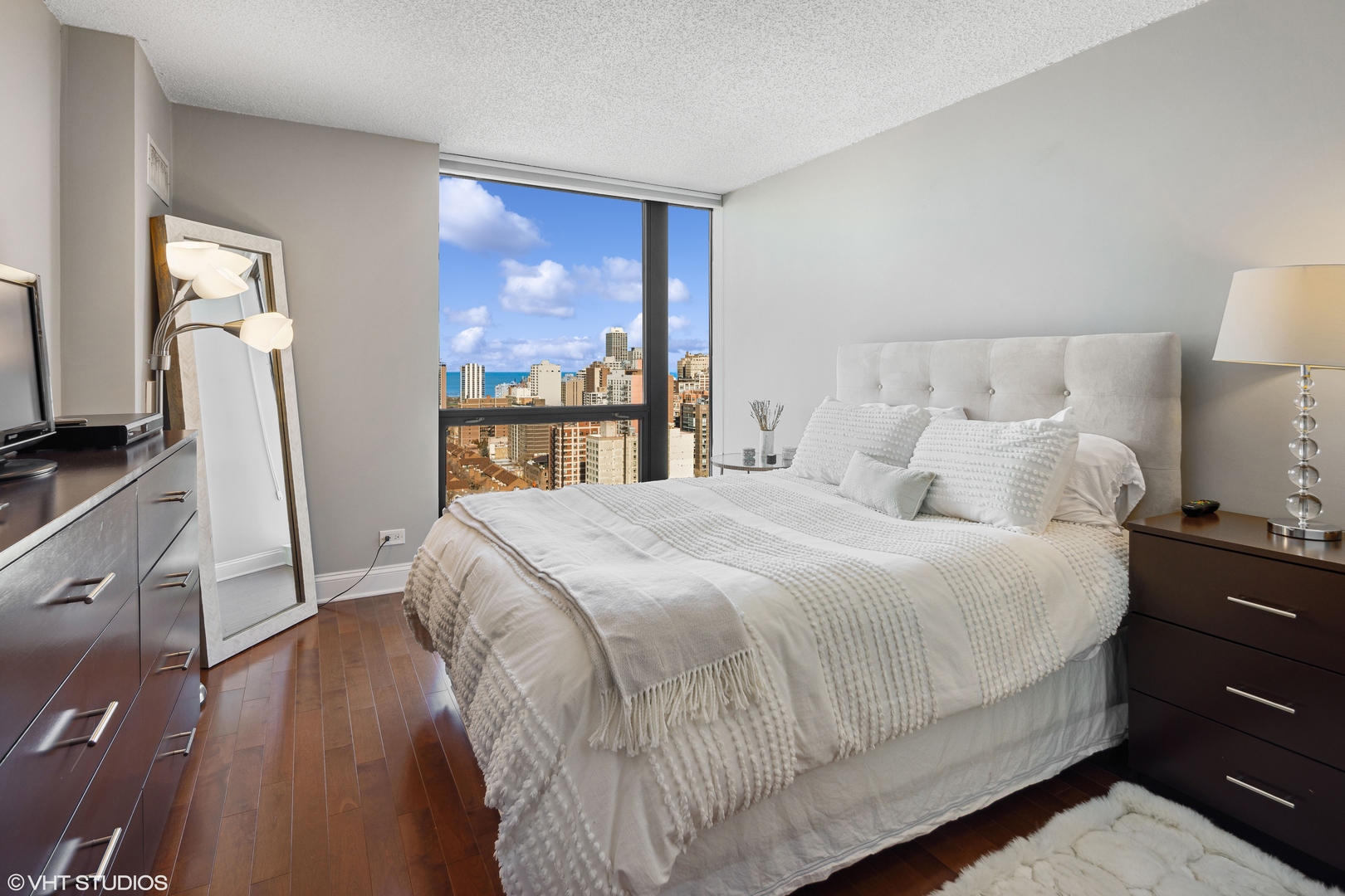 1122 N CLARK Street Unit: 2703