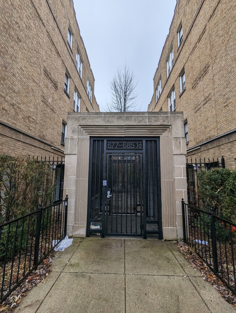 683 1/2 W Wrightwood Avenue Unit: 2S