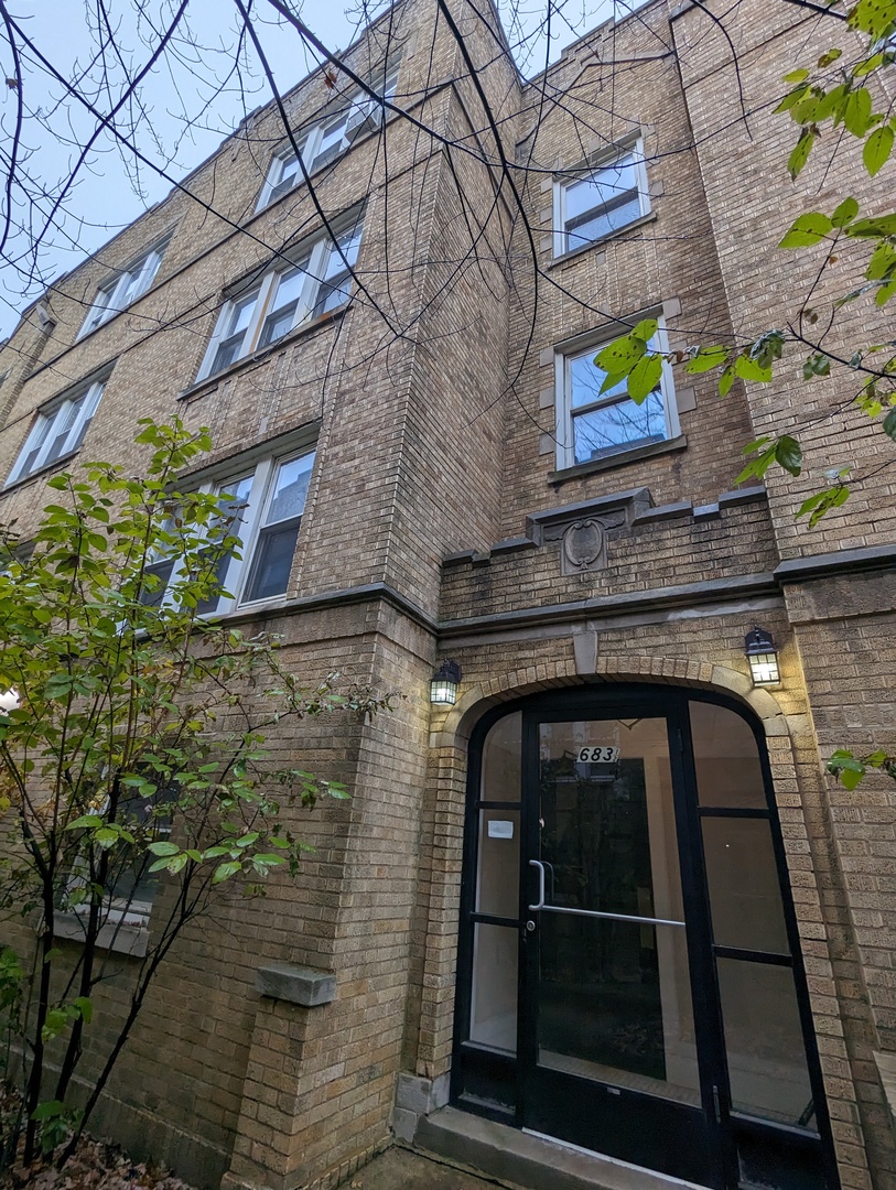 683 1/2 W Wrightwood Avenue Unit: 2S