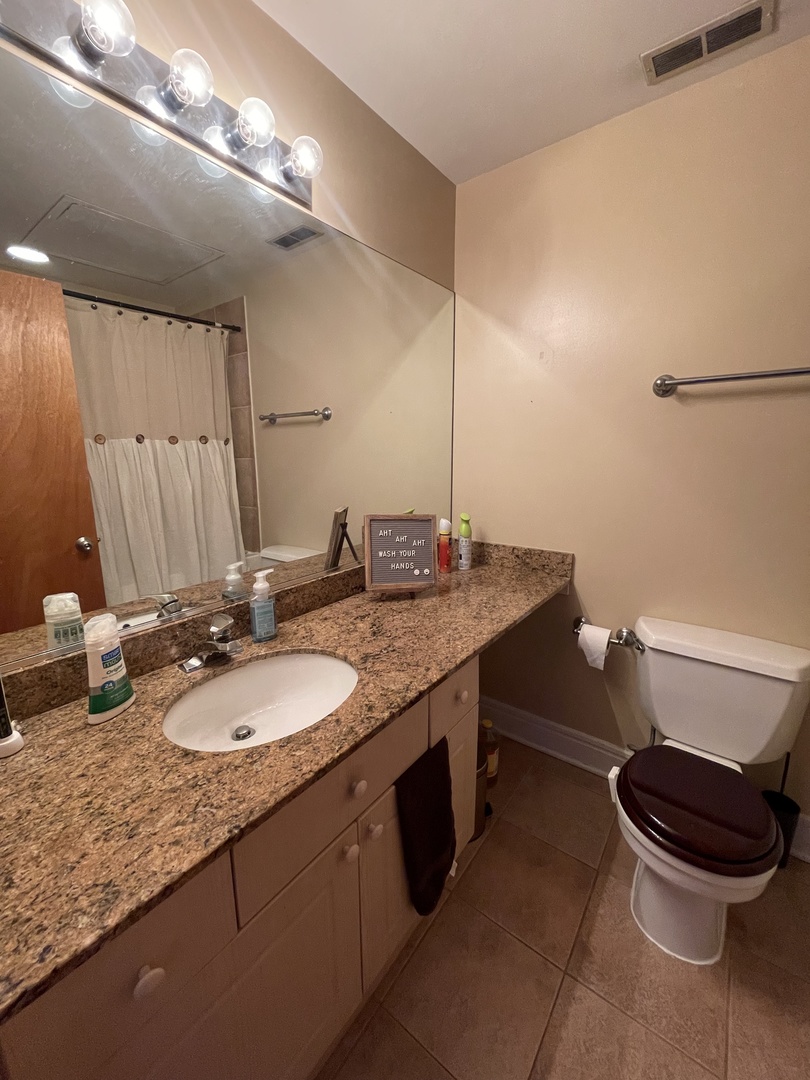 212 W Washington Street Unit: 811