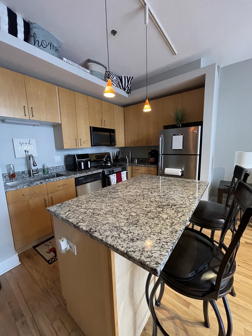 212 W Washington Street Unit: 811
