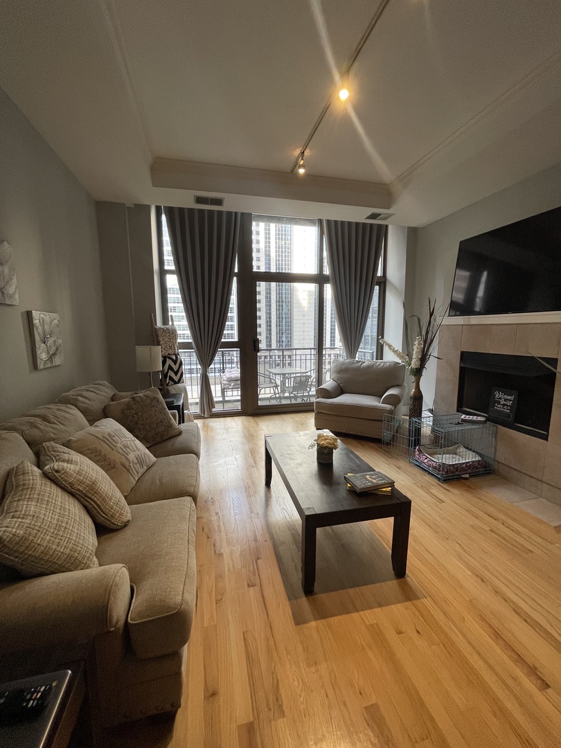212 W Washington Street Unit: 811