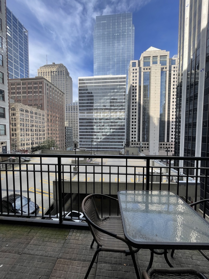 212 W Washington Street Unit: 811