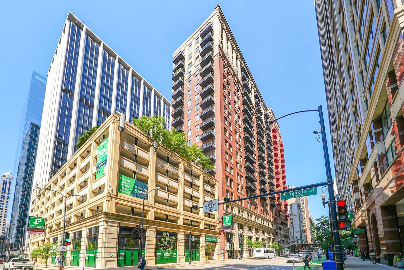212 W Washington Street Unit: 811