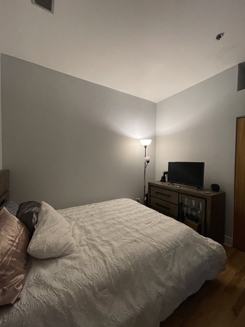 212 W Washington Street Unit: 811