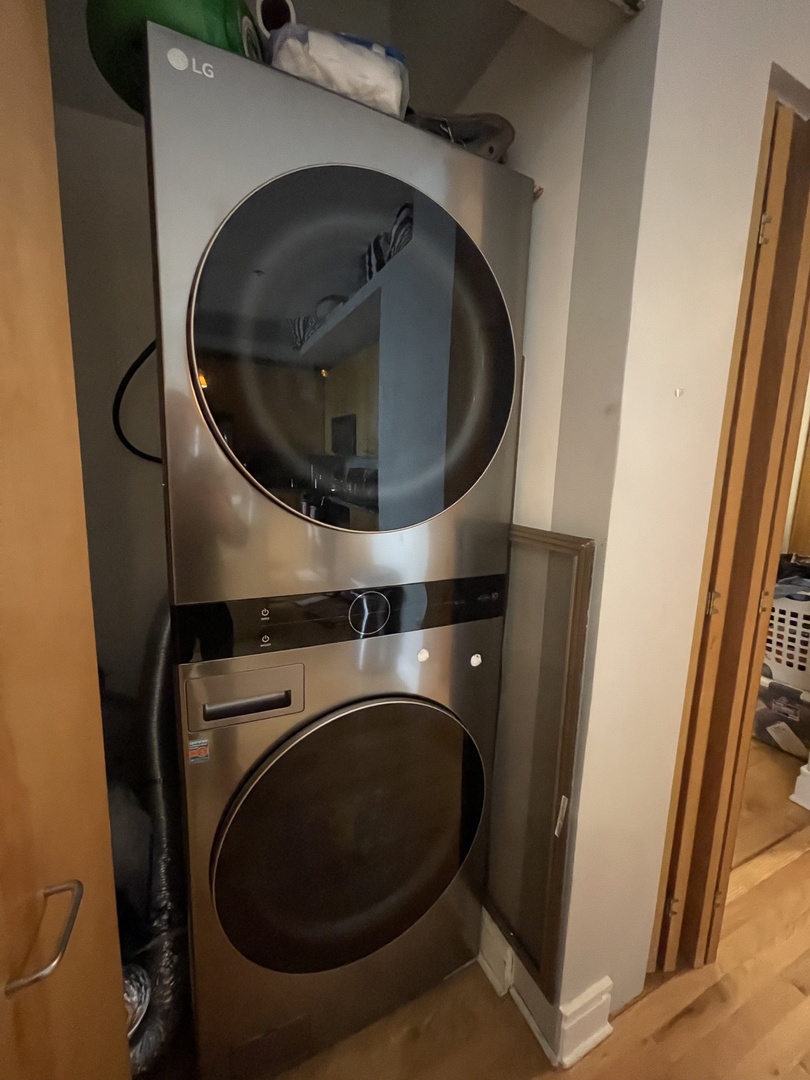 212 W Washington Street Unit: 811