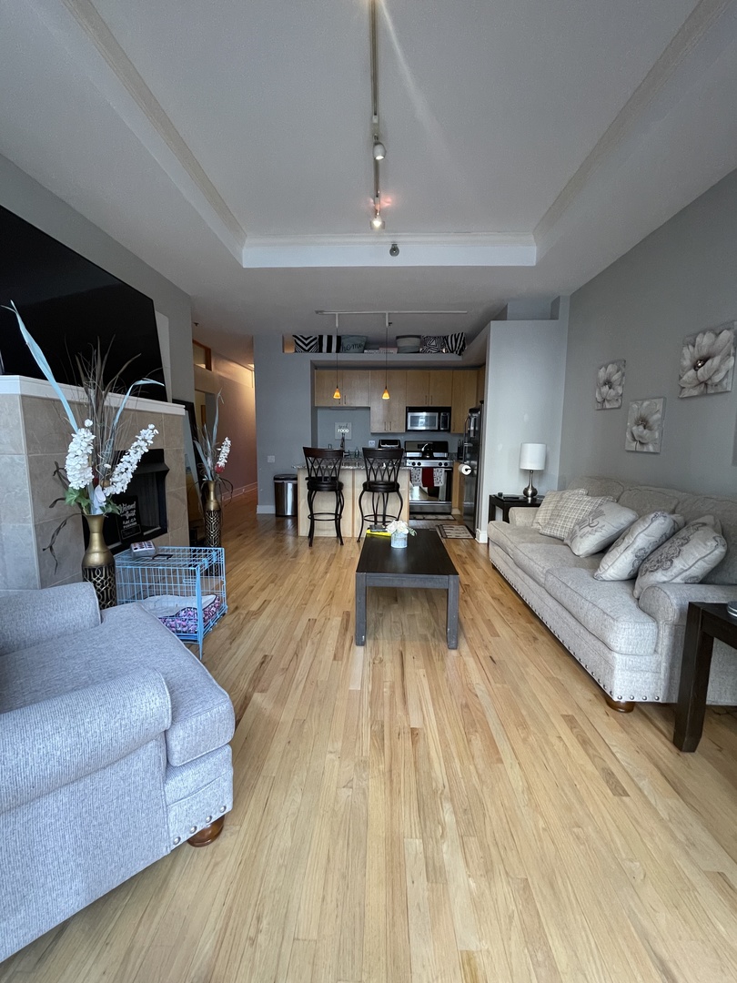 212 W Washington Street Unit: 811