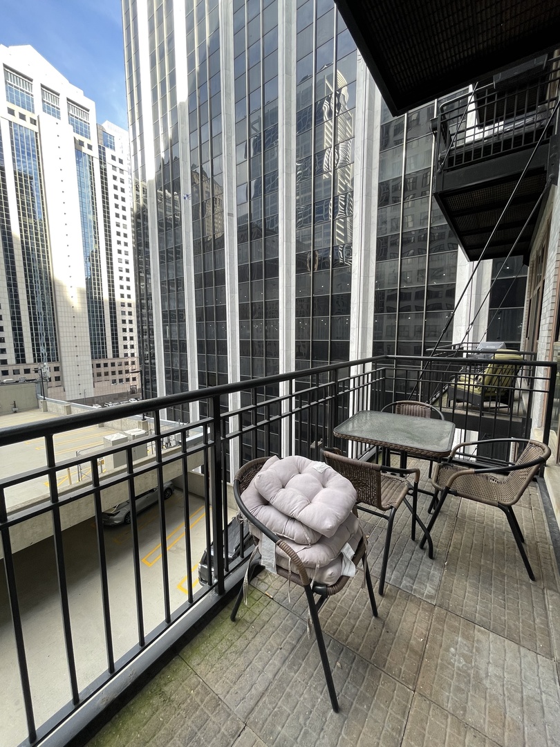 212 W Washington Street Unit: 811