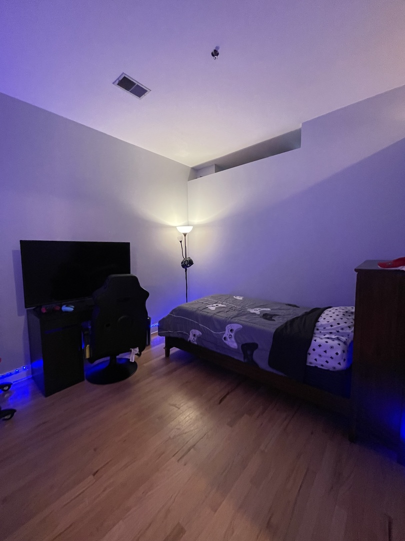 212 W Washington Street Unit: 811