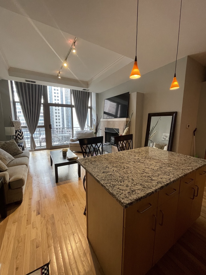 212 W Washington Street Unit: 811